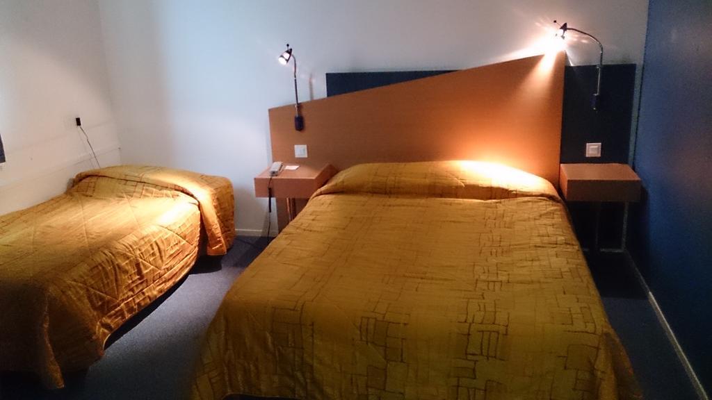 Hotel Du Parc - Pirates Chasseneuil-du-Poitou Room photo